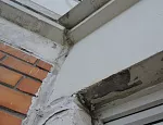 Трещины в стене куда попадает влага