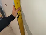 Проверка уровнем стен в квартире